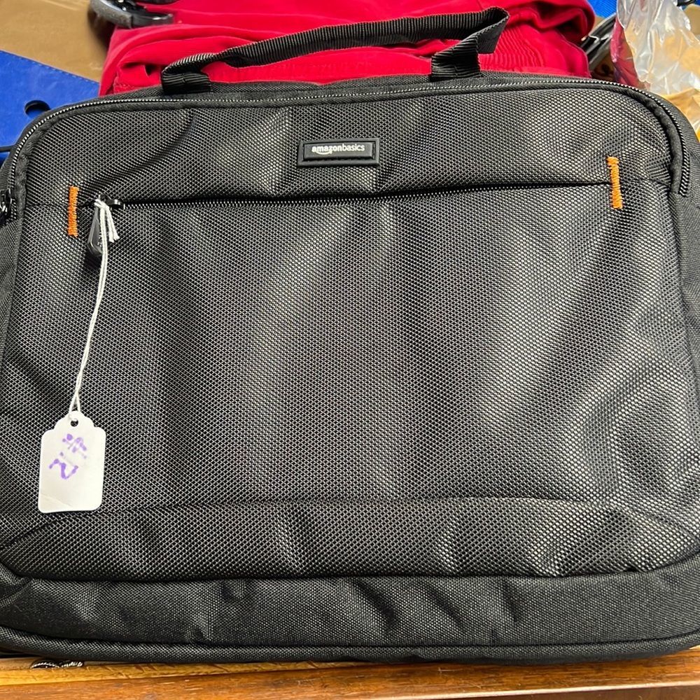 NEW. Amazon Basics 14-Inch Tablet Bag, Black